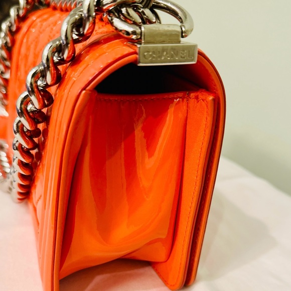 Chanel Le Boy in orange patent leather - Picture 2 of 10